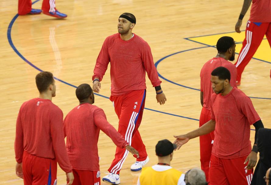 Giocatori dei Los Angeles Clippers si riscaldano prima della partita con i Golden State Warriors indossando le maglie al contrario. I membri della squadra hanno protestato dopo che sono state rese note delle intercettazioni del proprietario della squadra Donald Sterling in cui si esprimeva in modo fortemente razzista nei confronti dei neri (Reuters)